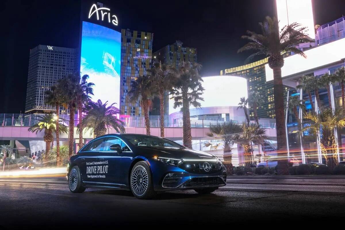 Un vehículo Mercedes-Benz en Las Vegas Boulevard equipado con la tecnología de automatizació ...