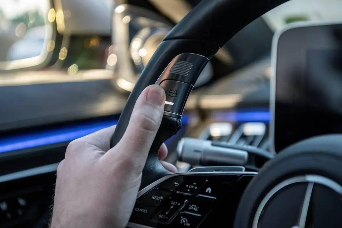 El botón de control de la tecnología Drive Pilot de Mercedes-Benz está ubicado en el volante ...