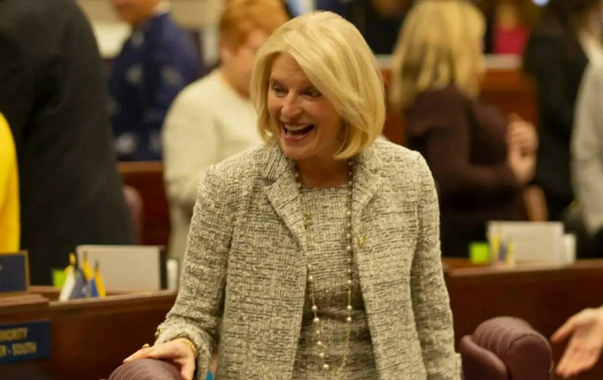 La asambleísta Heidi Kasama, republicana por Las Vegas, se ríe con los legisladores durante l ...