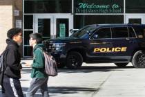 ARCHIVO - El vehículo de la policía del distrito escolar del Condado Clark se ve mientras los ...