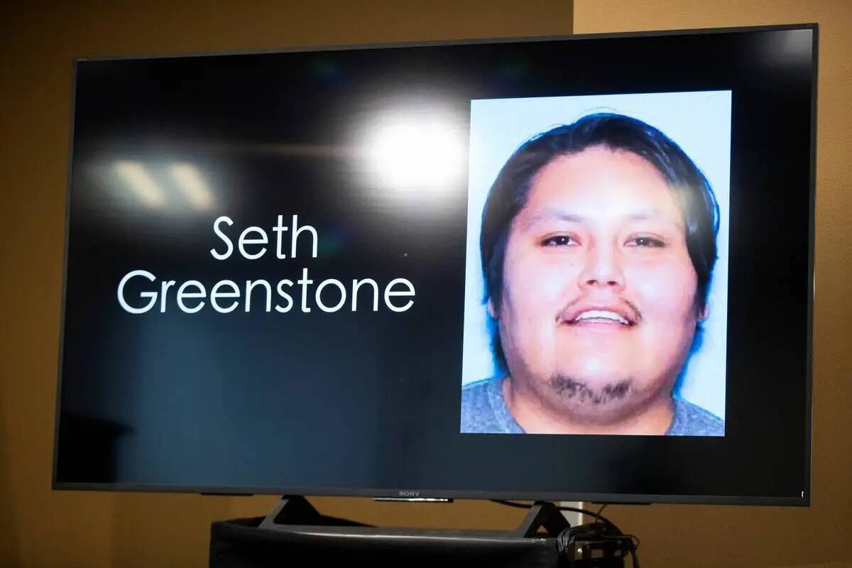 Se muestra una fotografía de Seth Greenstone, el hombre implicado en un tiroteo con un agente, ...