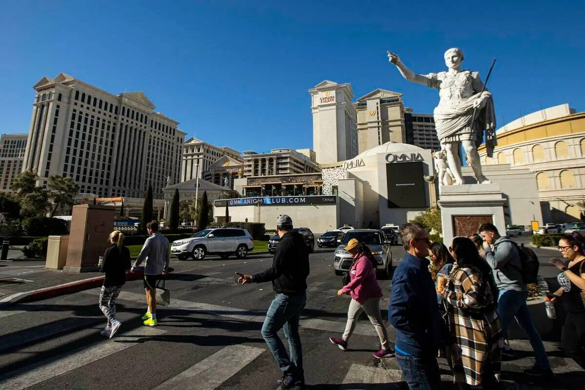 Peatones caminan por el Strip de Las Vegas, frente al Caesars Palace, el jueves 26 de enero de ...