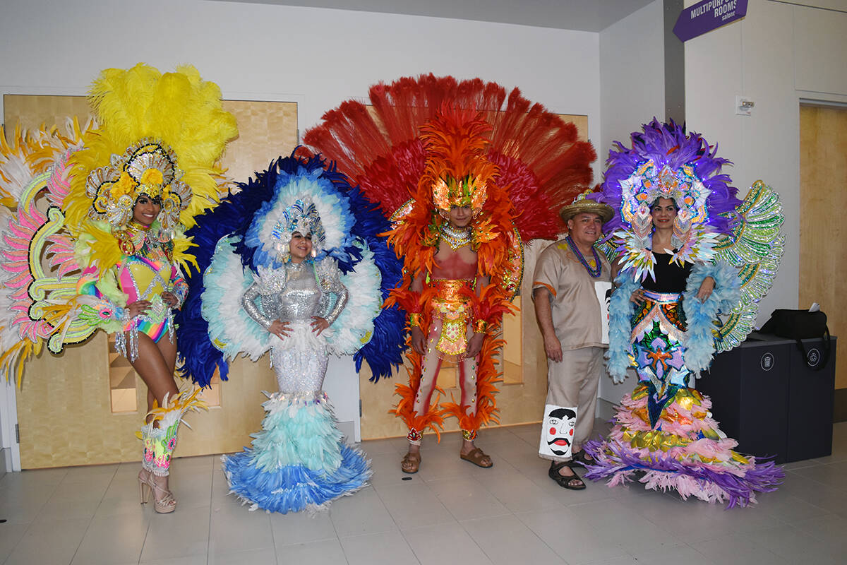 Coronan a Reinas y Reyes del Carnaval Internacional Las Vegas Mardi Gras. “Bolivia une al mun ...