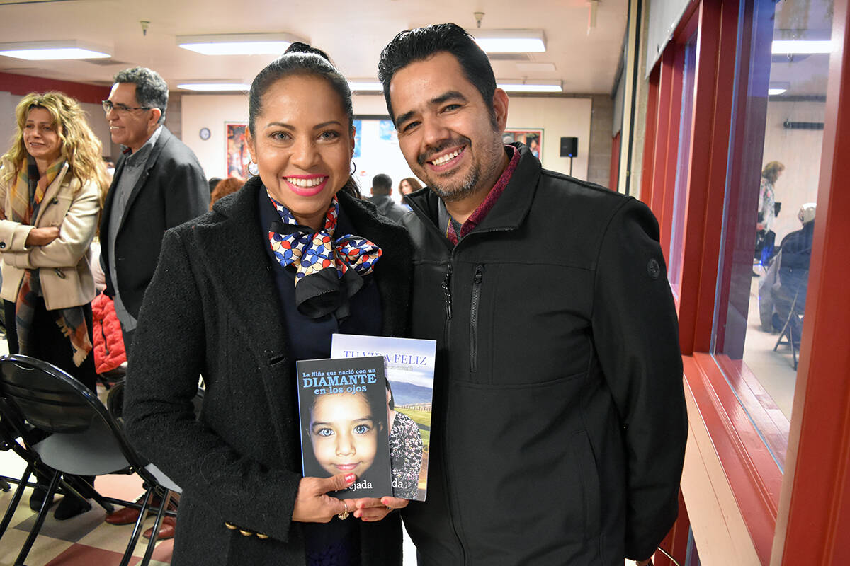 La escritora mexicana Sayra Torres presentó su libro “Lotería”. En la foto Lily Tejeda, c ...