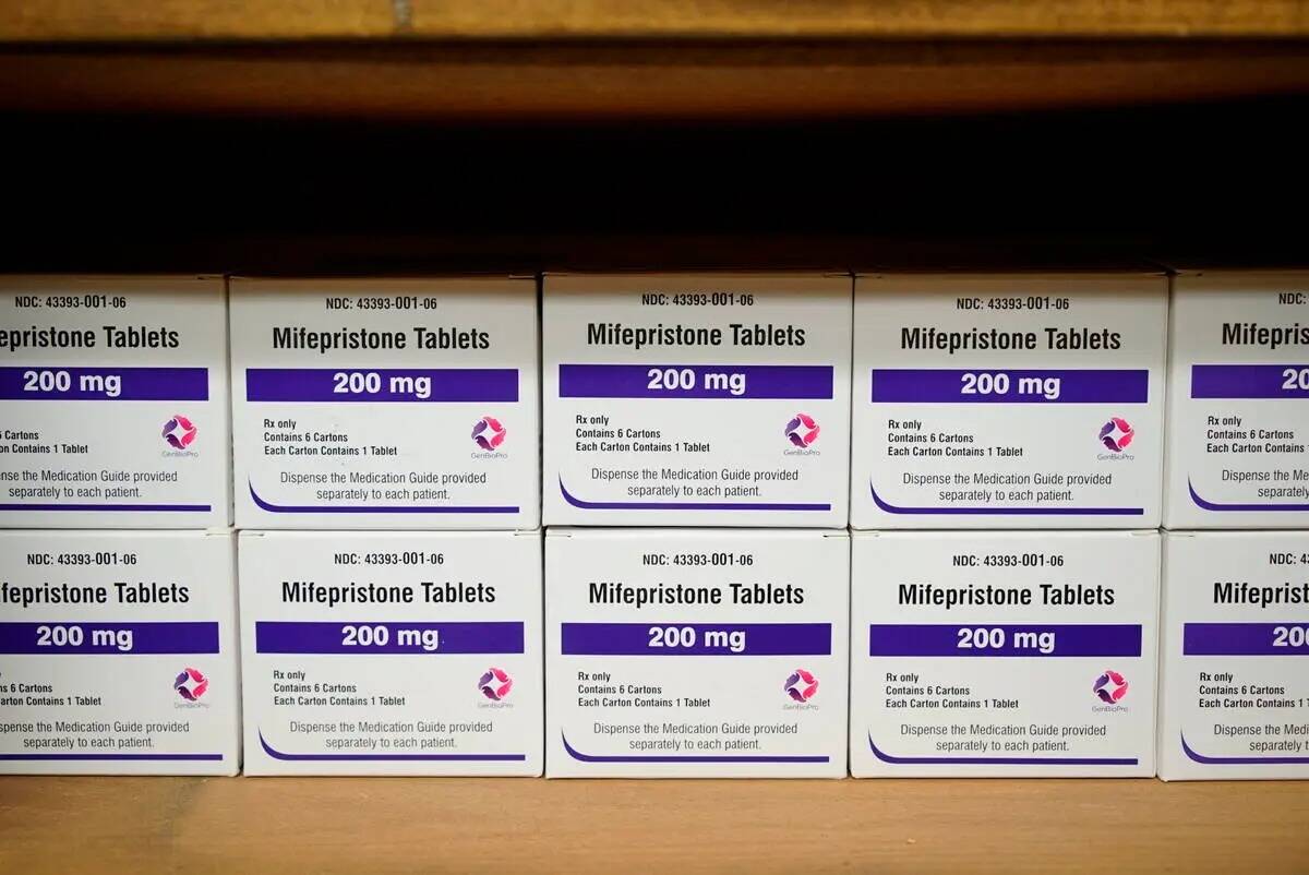 Cajas del fármaco mifepristona alineadas en una estantería del West Alabama Women's Center de ...