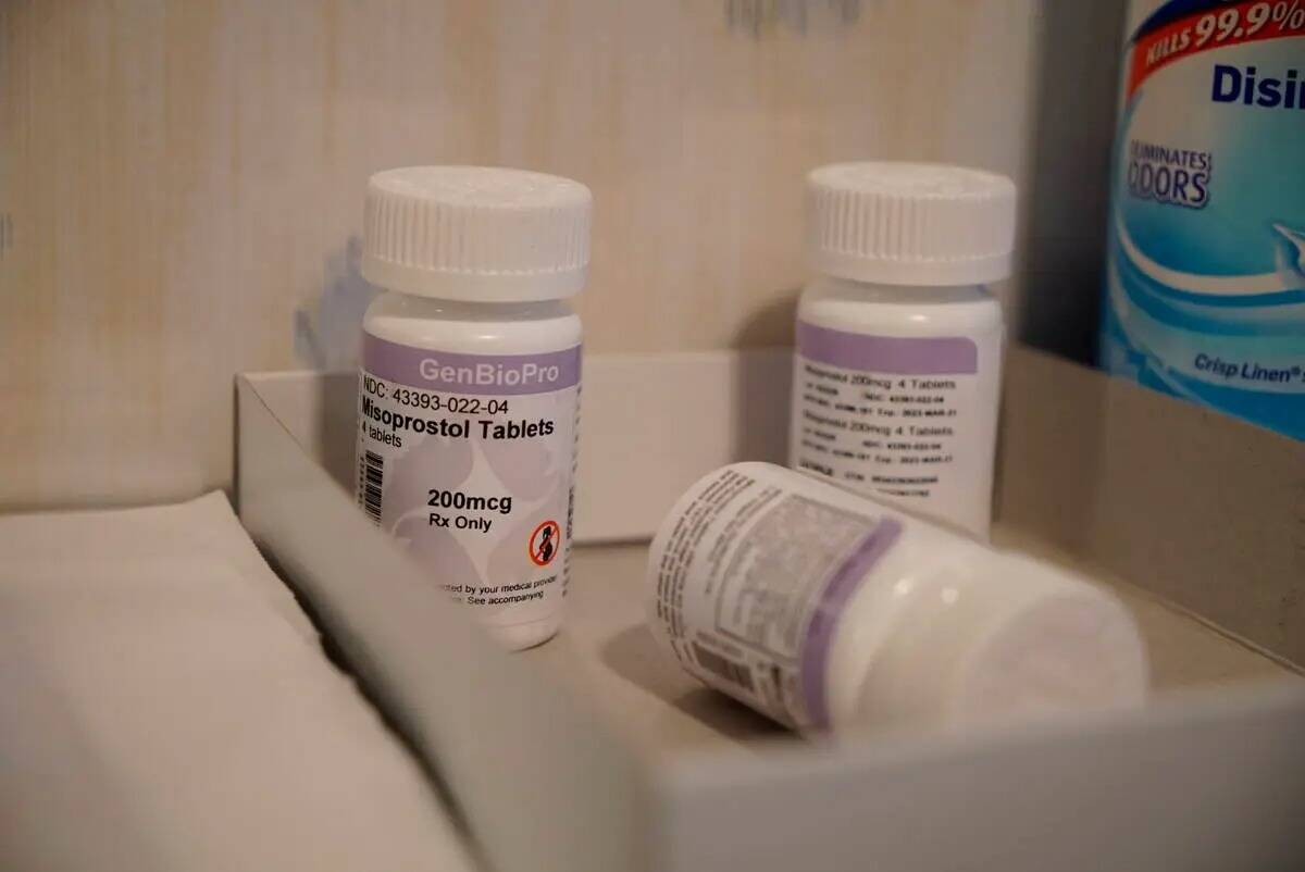 Botellas del fármaco misoprostol sobre una mesa del West Alabama Women's Center el martes 15 d ...