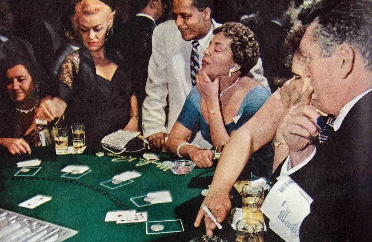 Una foto de las mesas de blackjack del Moulin Rouge apareció en el número del 20 de junio de ...