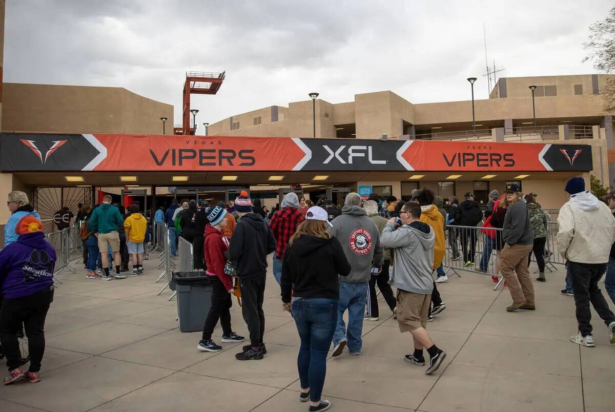 Los fans entran en el Cashman Field para un partido de fútbol americano de la XFL entre los Ve ...