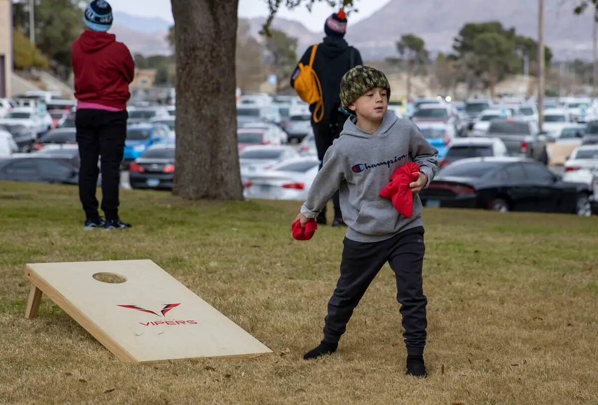 David Fanter, Jr., de siete años, de Las Vegas, juega al cornhole antes de un partido de fútb ...