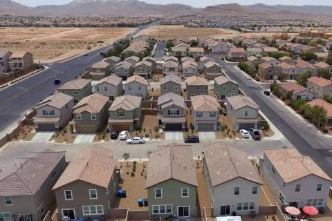 Las casas se muestran en la esquina suroeste de Pyle Avenue y Jones Boulevard en Las Vegas. (Bi ...