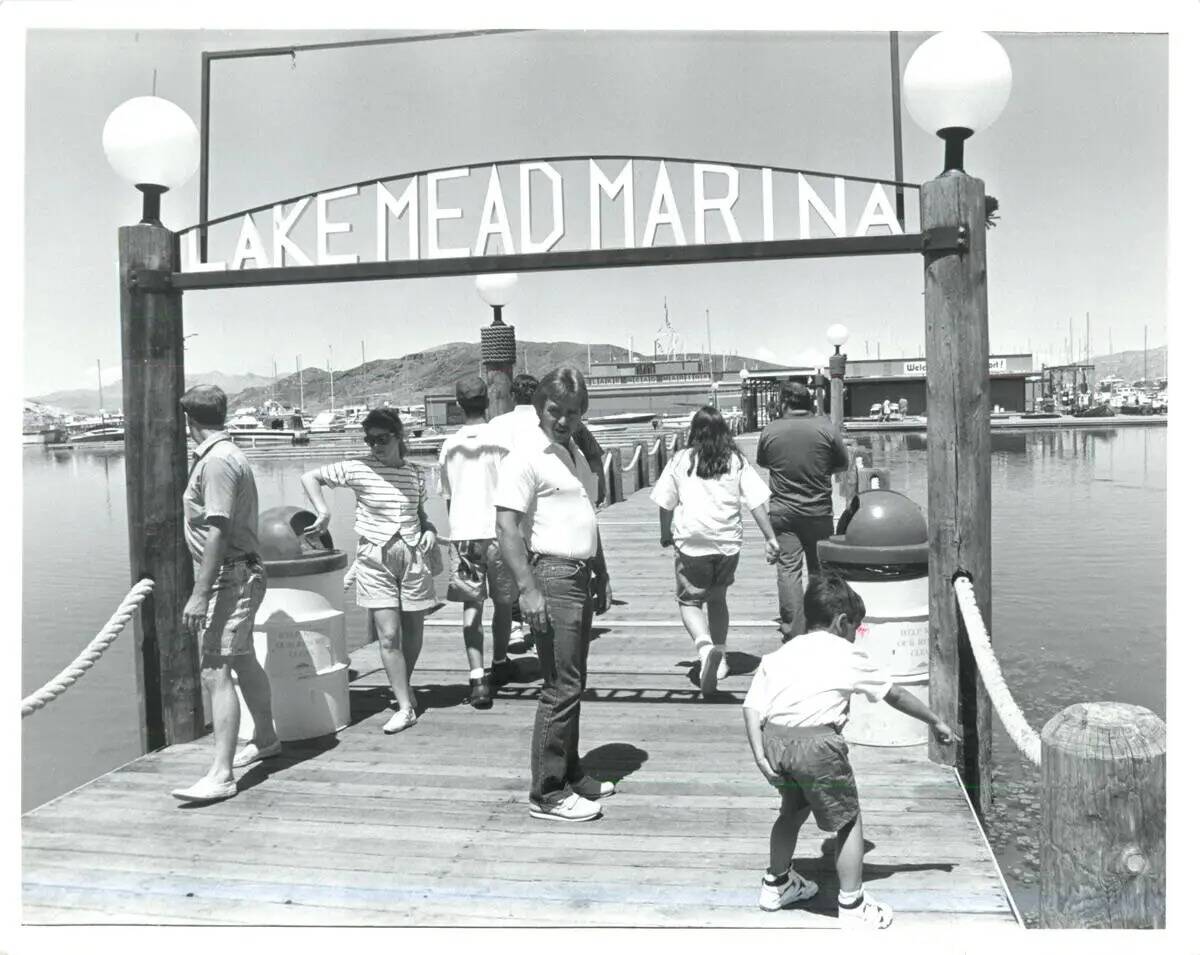 Lake Mead Marina en julio de 1990. El puerto deportivo se trasladó a una zona más alejada del ...