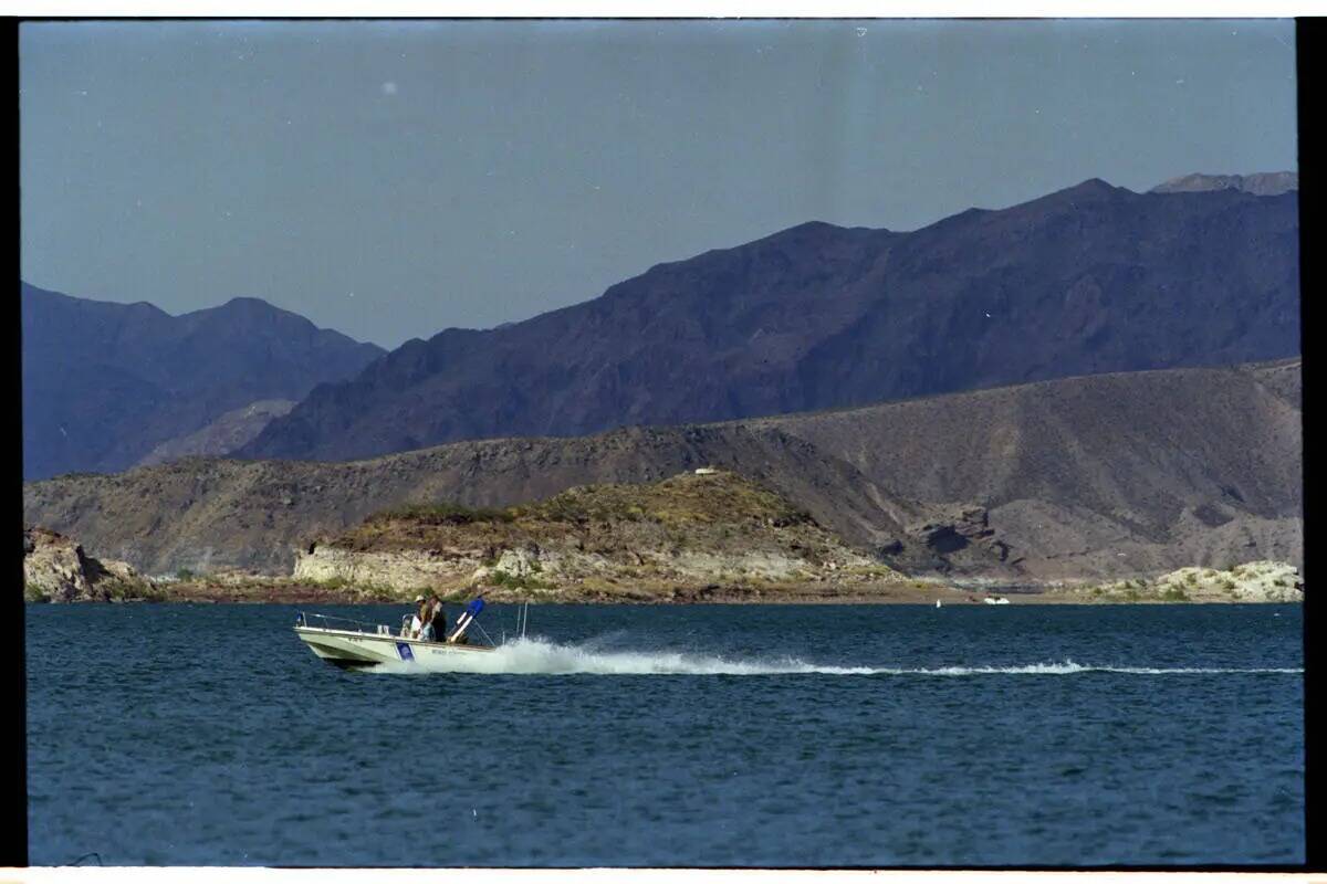 Un barco del Departamento de Vida Silvestre de Nevada en el Lago Mead en mayo de 1993. (Archivo ...