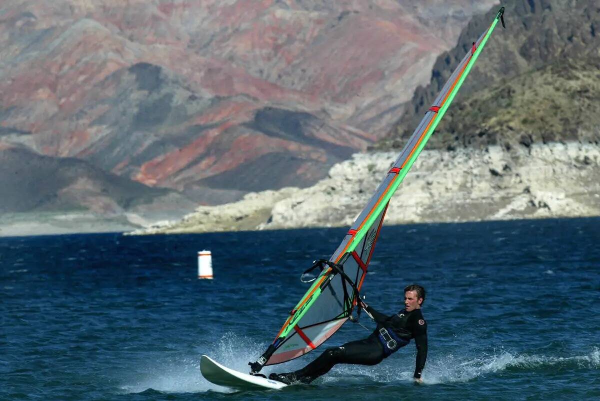 Joseph Demijohn, de Las Vegas, practica windsurf en el Lago Mead, cerca de Boulder Beach, el 4 ...