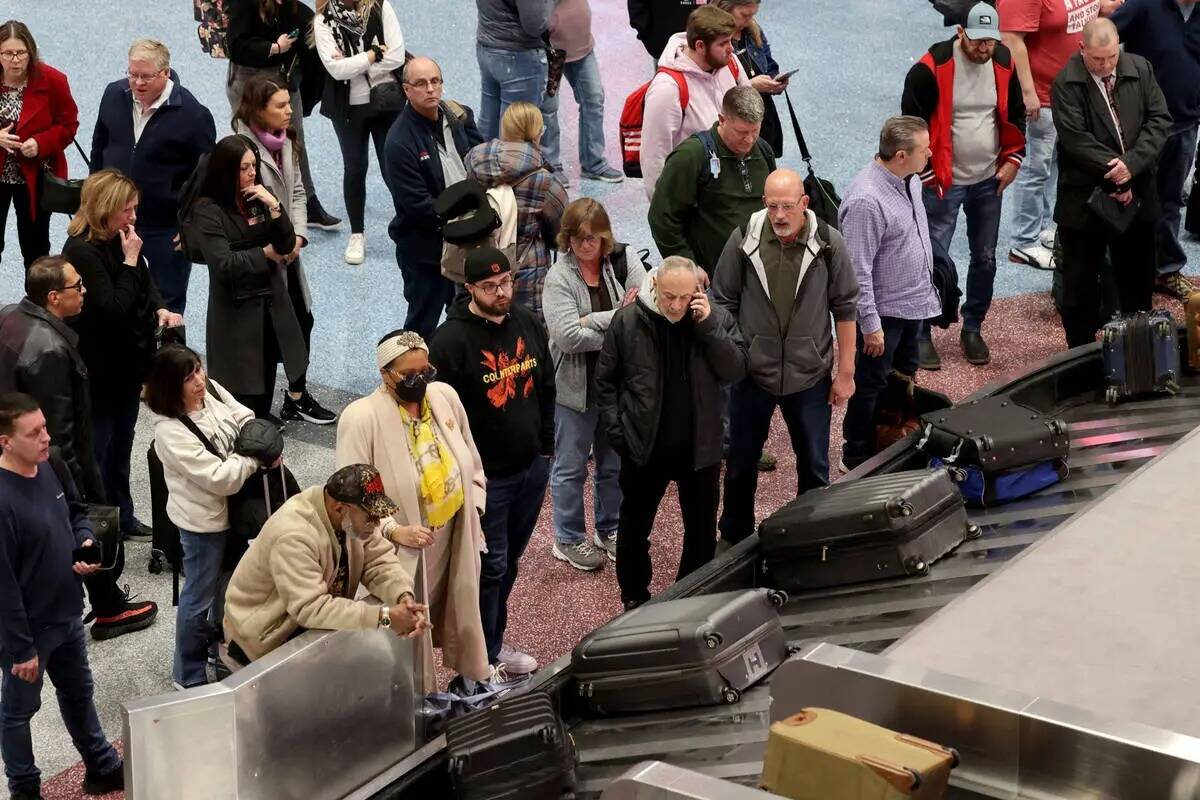 Pasajeros esperan su equipaje en la Terminal 1 del Aeropuerto Internacional Harry Reid de Las V ...