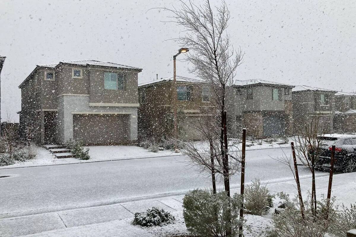 La nieve cae en Summerlin el miércoles, 1° de marzo de 2023, en Las Vegas. (Eli Segall/Las Ve ...