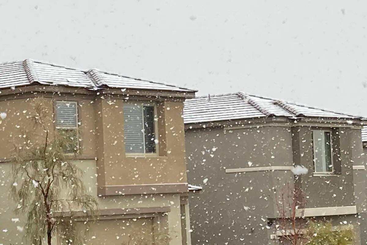 Cae nieve en Summerlin el miércoles, 1° de marzo de 2023, en Las Vegas. (Eli Segall/Las Vegas ...