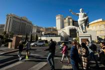 Peatones caminan por el Strip frente al Caesars Palace el 26 de enero de 2023, en Las Vegas. (C ...