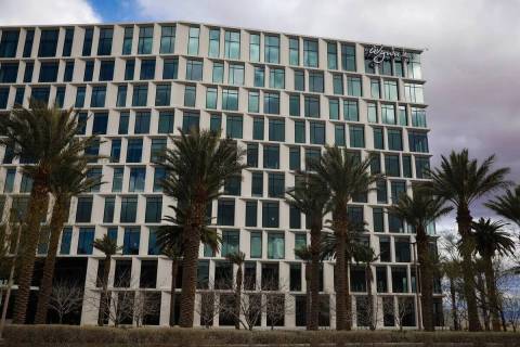 Un edificio de oficinas con el nombre de Wynn Resorts en lo alto, en el centro de Summerlin, en ...