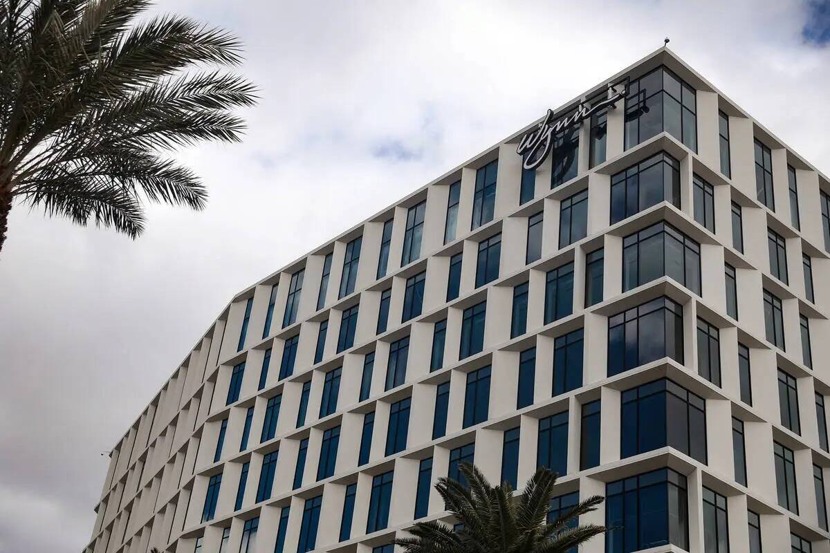 Un edificio de oficinas con el nombre de Wynn Resorts en lo alto, en el centro de Summerlin, en ...