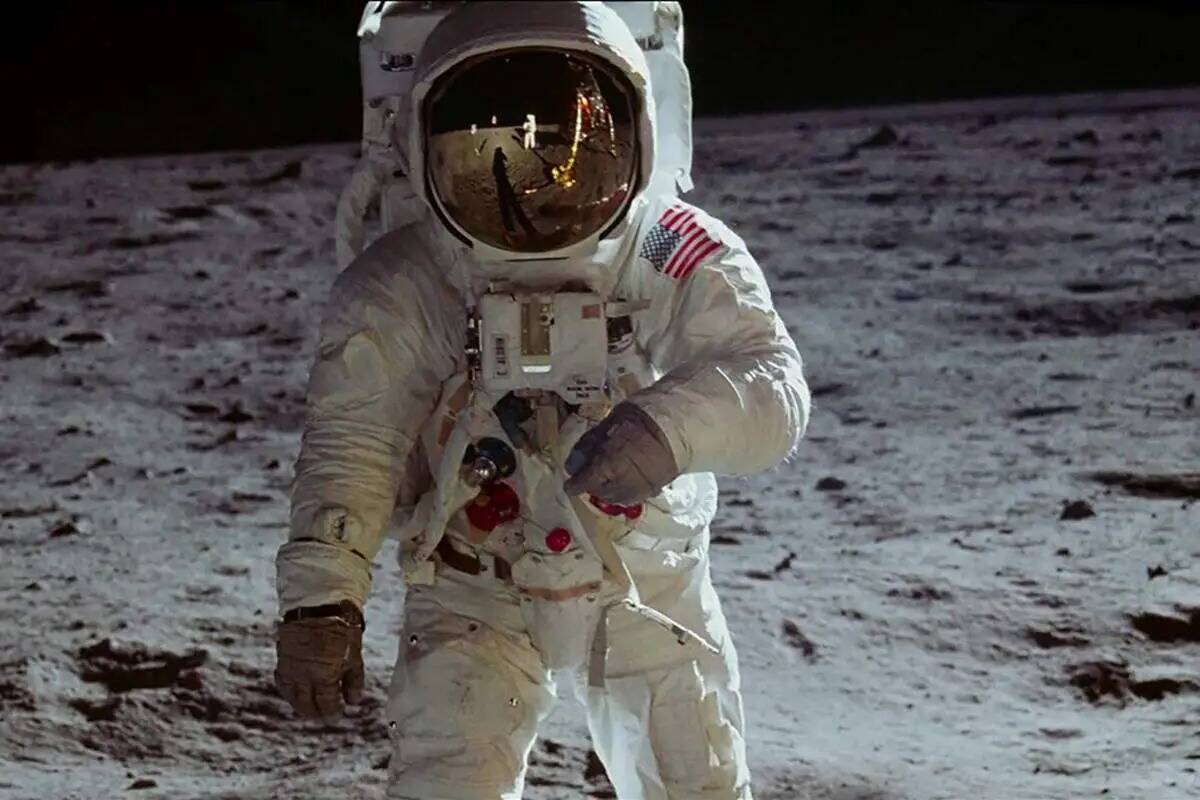 El astronauta Buzz Aldrin camina sobre la Luna el 20 de julio de 1969, en una escena de "Apolo ...