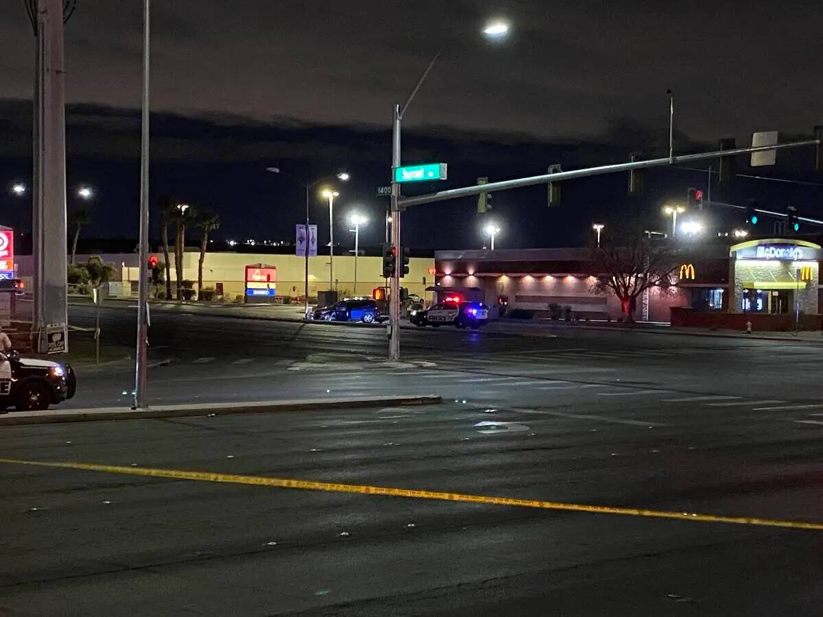 Un tiroteo policial estaba bajo investigación cerca de West Sunset Road y North Stephanie Stre ...