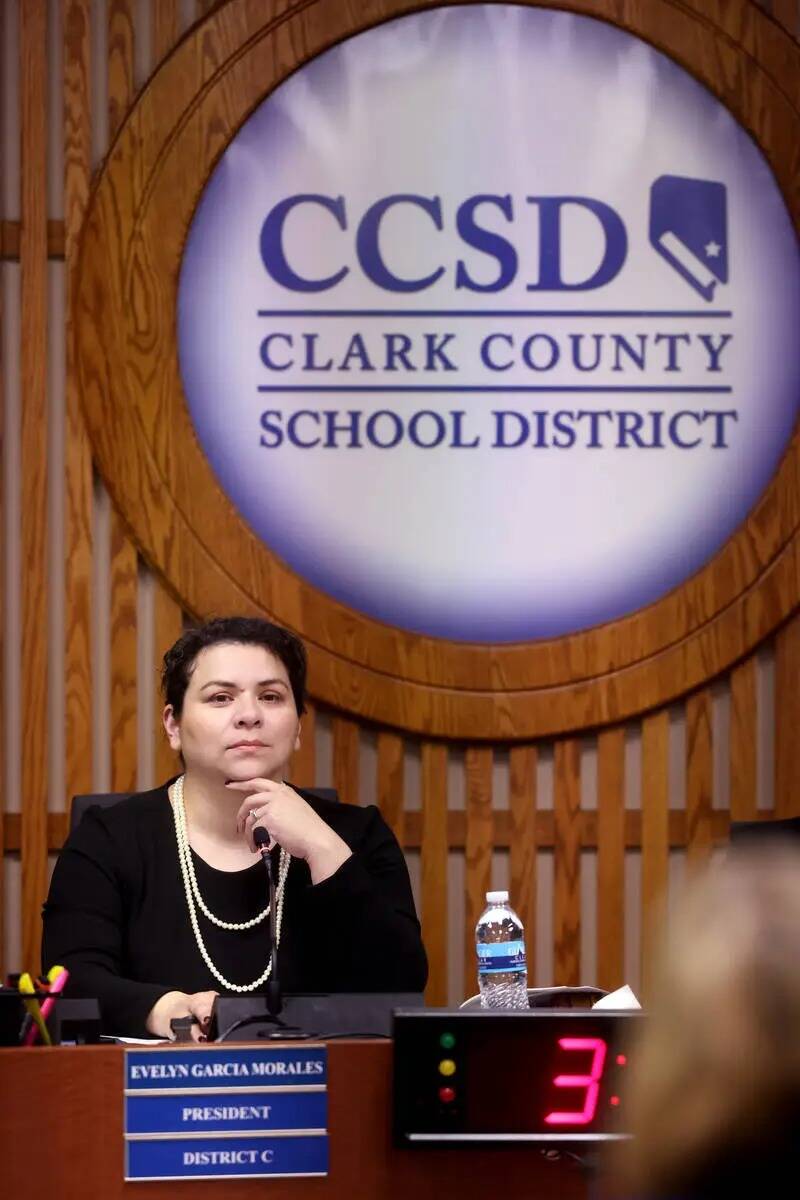 La presidenta de la Junta Escolar del Condado Clark, Evelyn García Morales, escucha testimonio ...