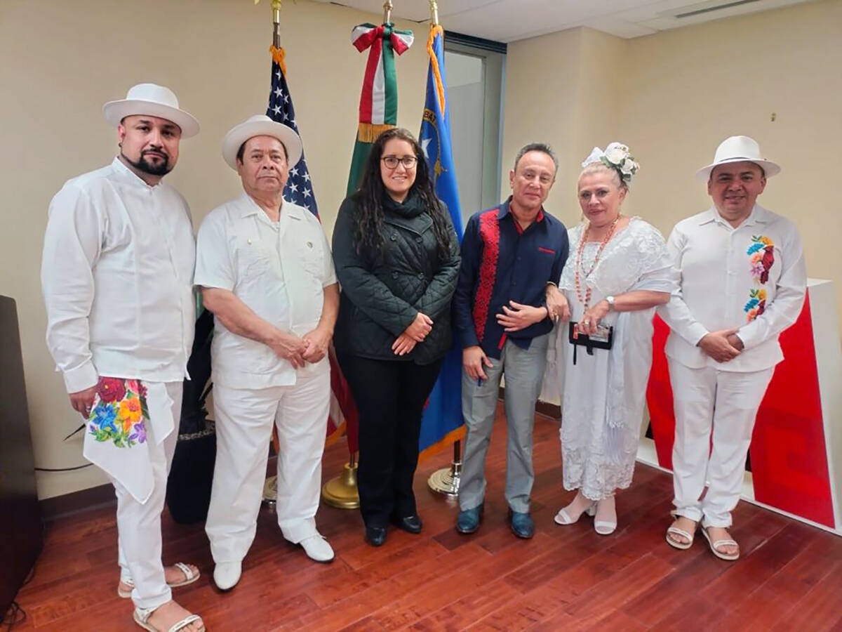 Marco Antonio Chávez, a la izquierda, coordinó una reunión con funcionarios del Consulado de ...