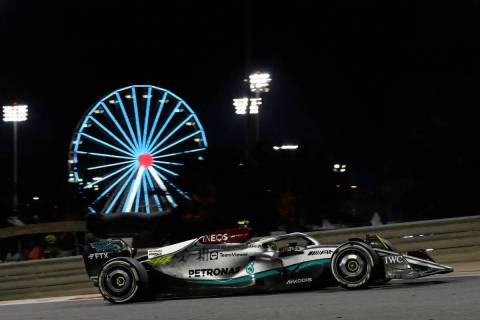 El piloto británico de Mercedes, Lewis Hamilton, conduce su auto durante el Grand Prix de Bahr ...