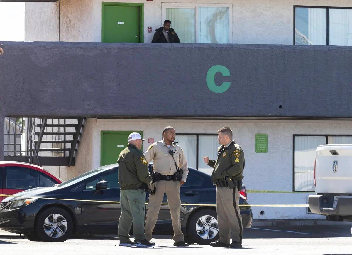 La policía de Las Vegas investiga un homicidio en un complejo de apartamentos en 5011 E. Craig ...