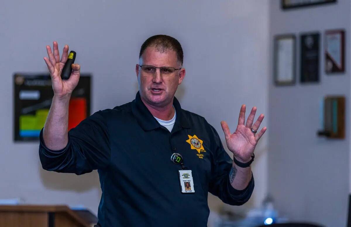 Rob Thiele, agente del Departamento de Policía Metropolitana, habla en la clase de Aplicación ...