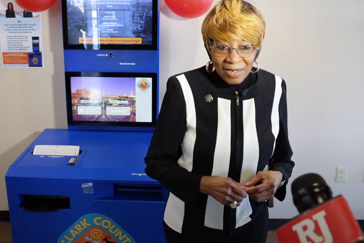 Debbie Conway, Registradora del Condado Clark, habla sobre inauguración del nuevo kiosko en No ...