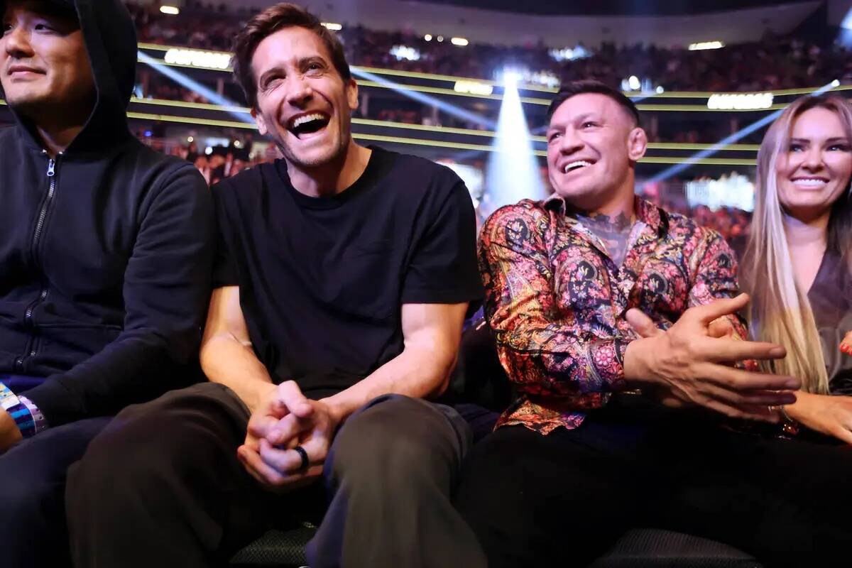 Jake Gyllenhaal, a la izquierda, y Conor McGregor, asisten al evento UFC 285 en T-Mobile Arena ...