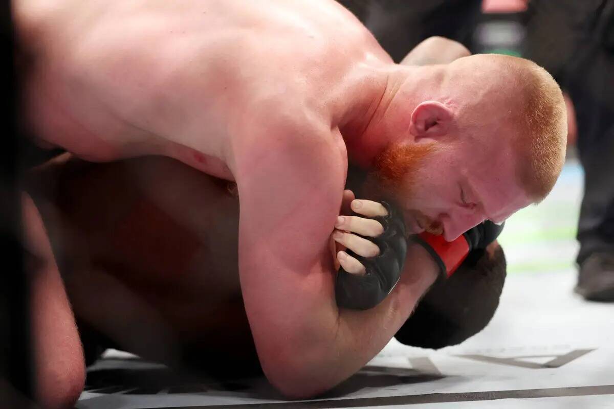 Bo Nickal, arriba, somete a Jamie Pickett en un combate de peso ligero durante el UFC 285 en T- ...