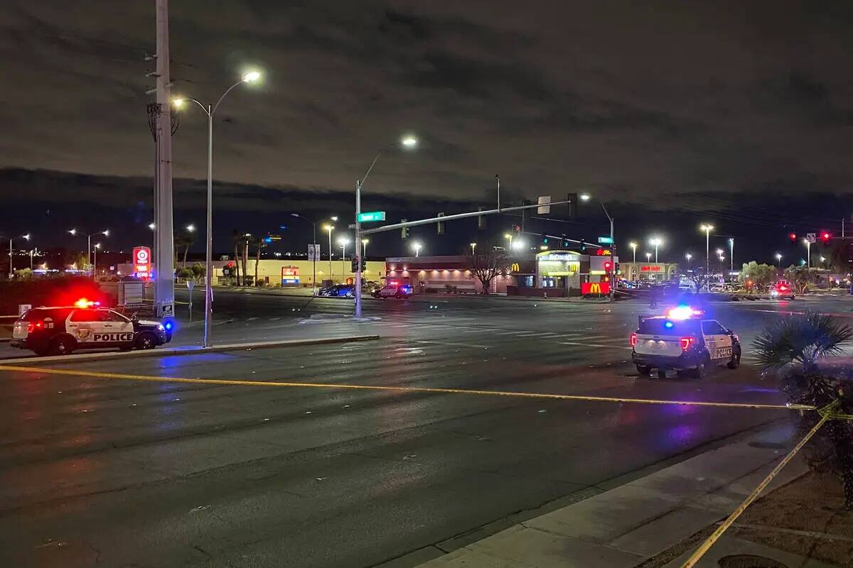 Se estaba investigando un tiroteo policial cerca de West Sunset Road y North Stephanie Street e ...