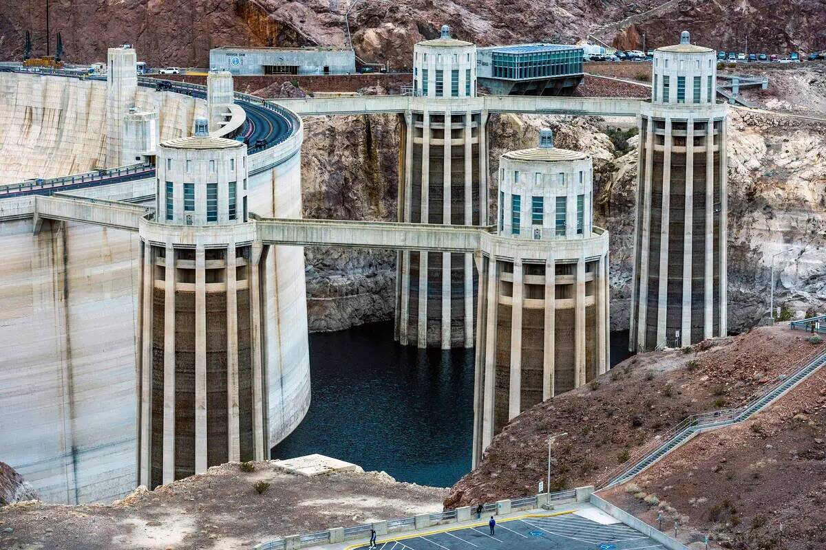 Las torres de toma de la Presa Hoover son por donde entra el agua del Lago Mead para generar el ...