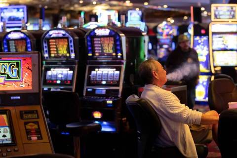 Darryl Fujihara, de Las Vegas, fuma mientras juega en The Plaza, el jueves 2 de marzo de 2023, ...