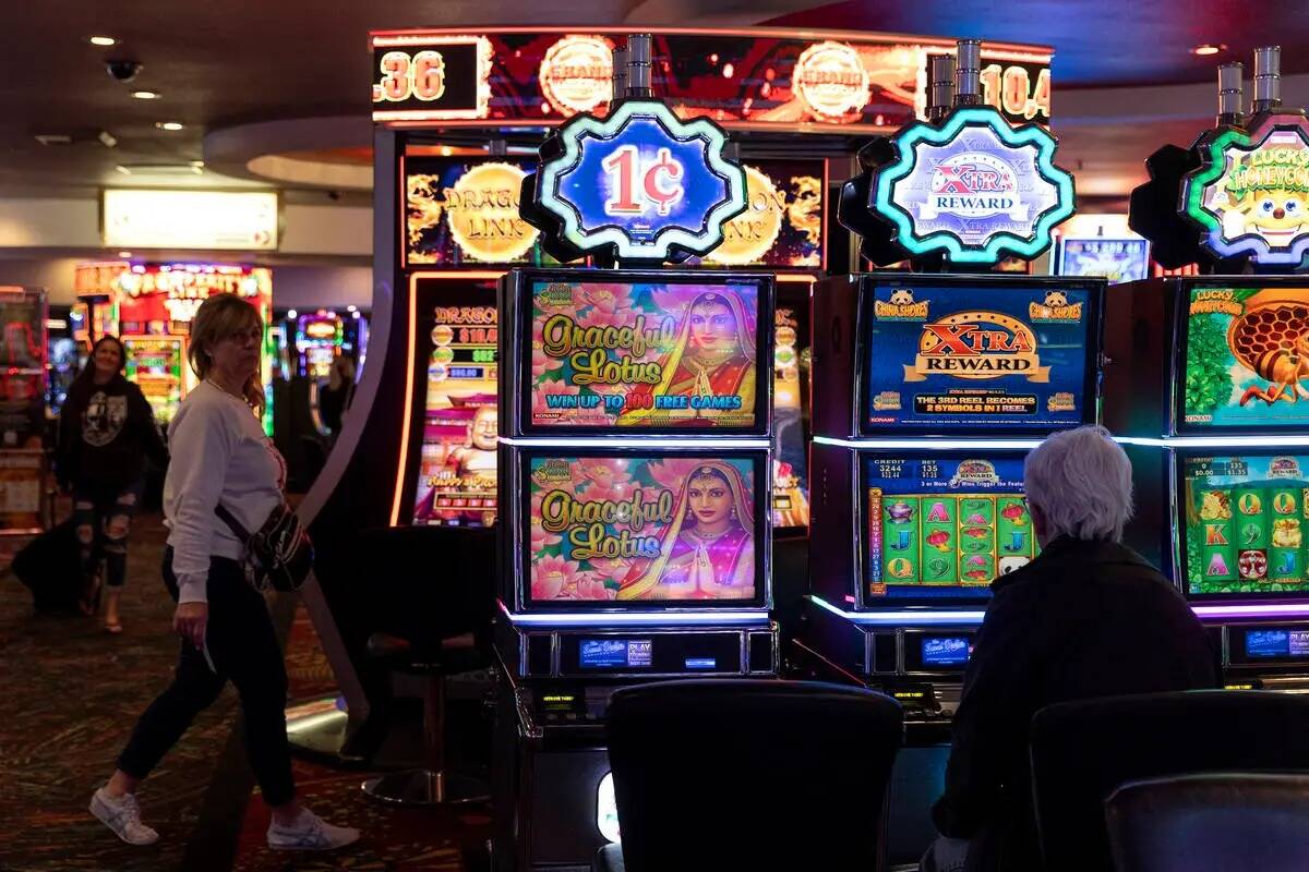 Visitantes recorren el área del casino The Plaza, el jueves 2 de marzo de 2023, en Las Vegas. ...