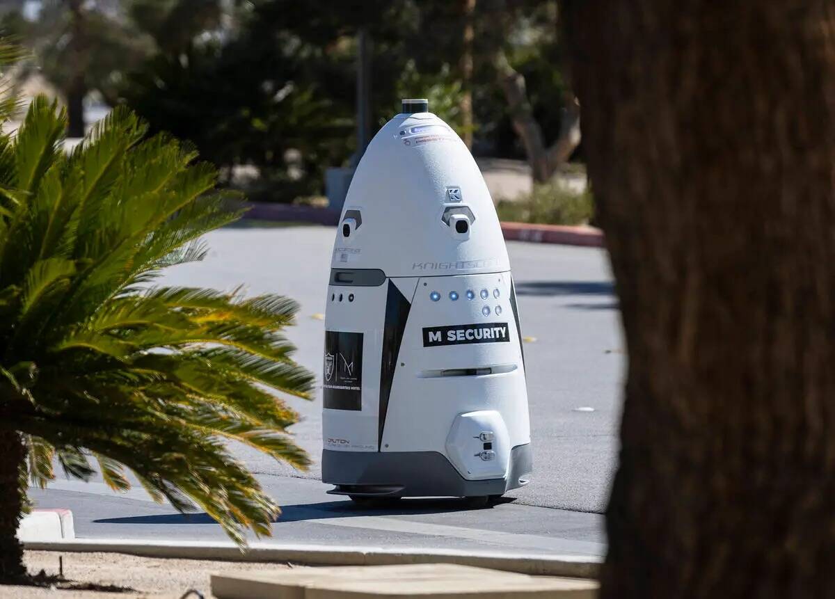 Un robot autónomo de tamaño humano, M Bot, patrulla estacionamiento descubierto y la propieda ...