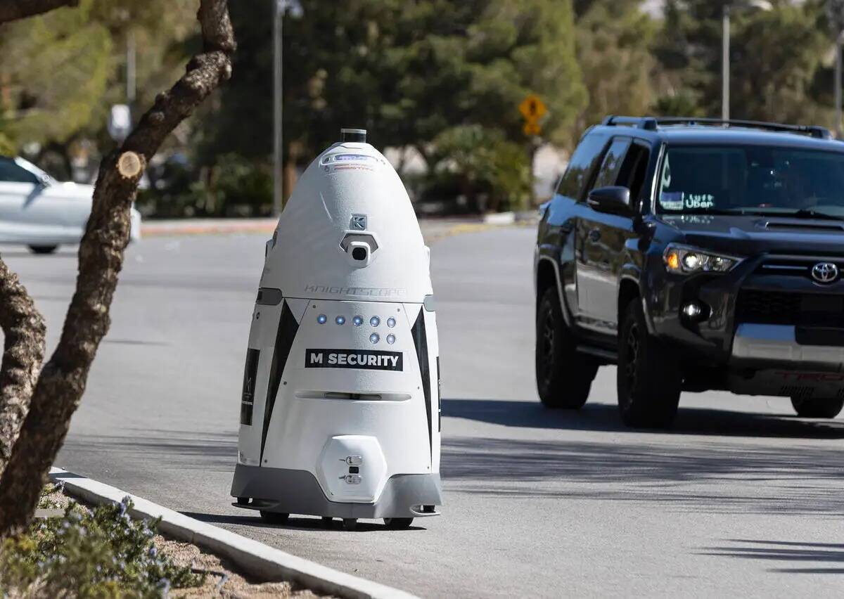 Un robot autónomo de tamaño humano, M Bot, patrulla el estacionamiento descubierto y la propi ...