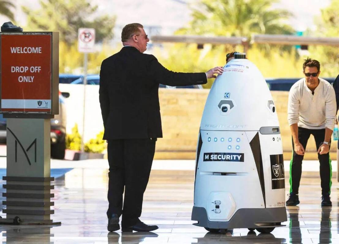 Kevin Mounts, a la izquierda, director de seguridad de M Resort, habla sobre el robot autónomo ...
