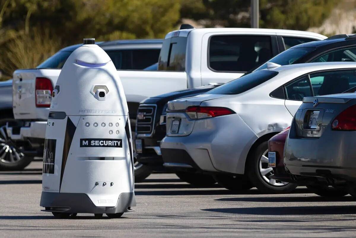 Un robot autónomo de tamaño humano, M Bot, patrulla el estacionamiento descubierto de M Resor ...