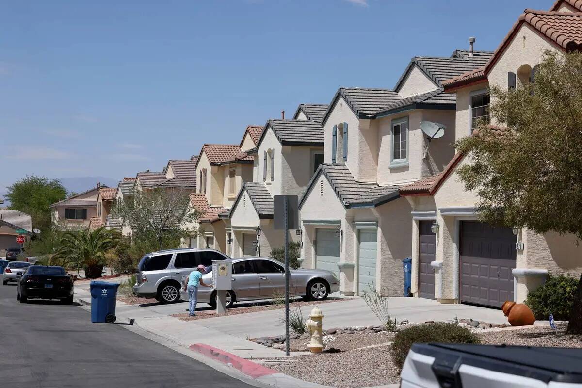 Casas en Silk Oak Court en el suroeste del valle de Las Vegas Viernes, 17 de junio 2022. (K.M. ...