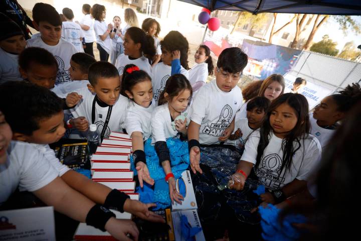 Niños durante un evento comunitario para renovar varios elementos del Donald W. Reynold Boys & ...