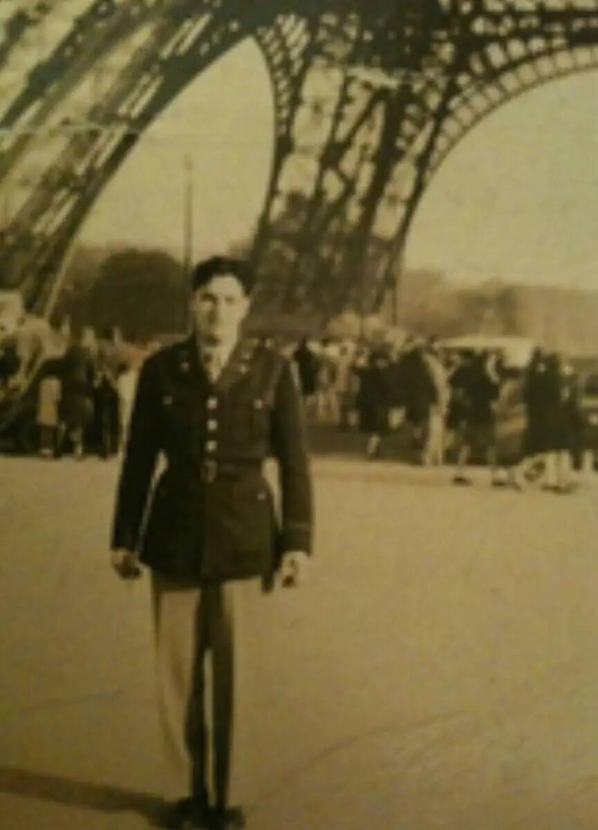 Herbert Muskin posa frente a la Torre Eiffel en una foto sin fecha, tras su servicio en el Ejé ...