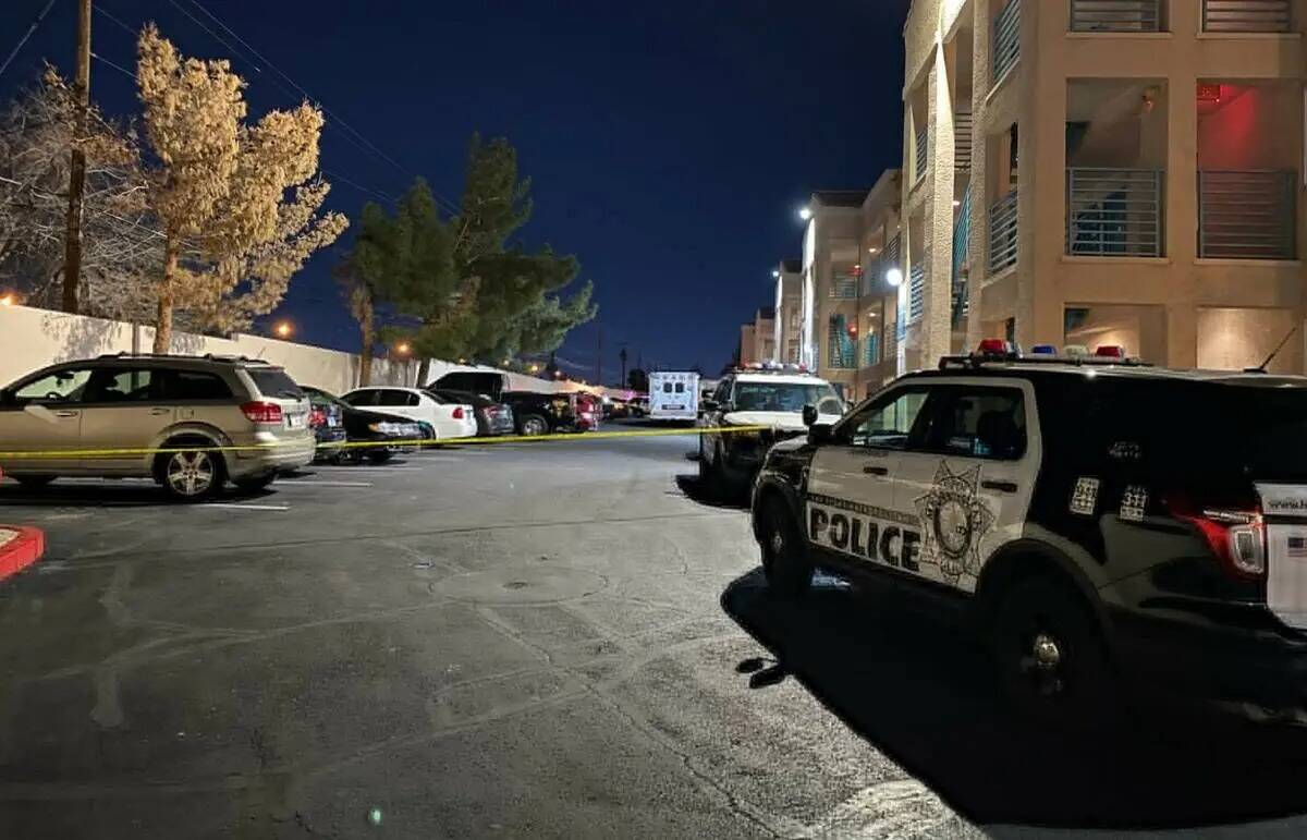 La policía investiga la escena de un homicidio en la cuadra 5300 de Boulder Highway el martes ...