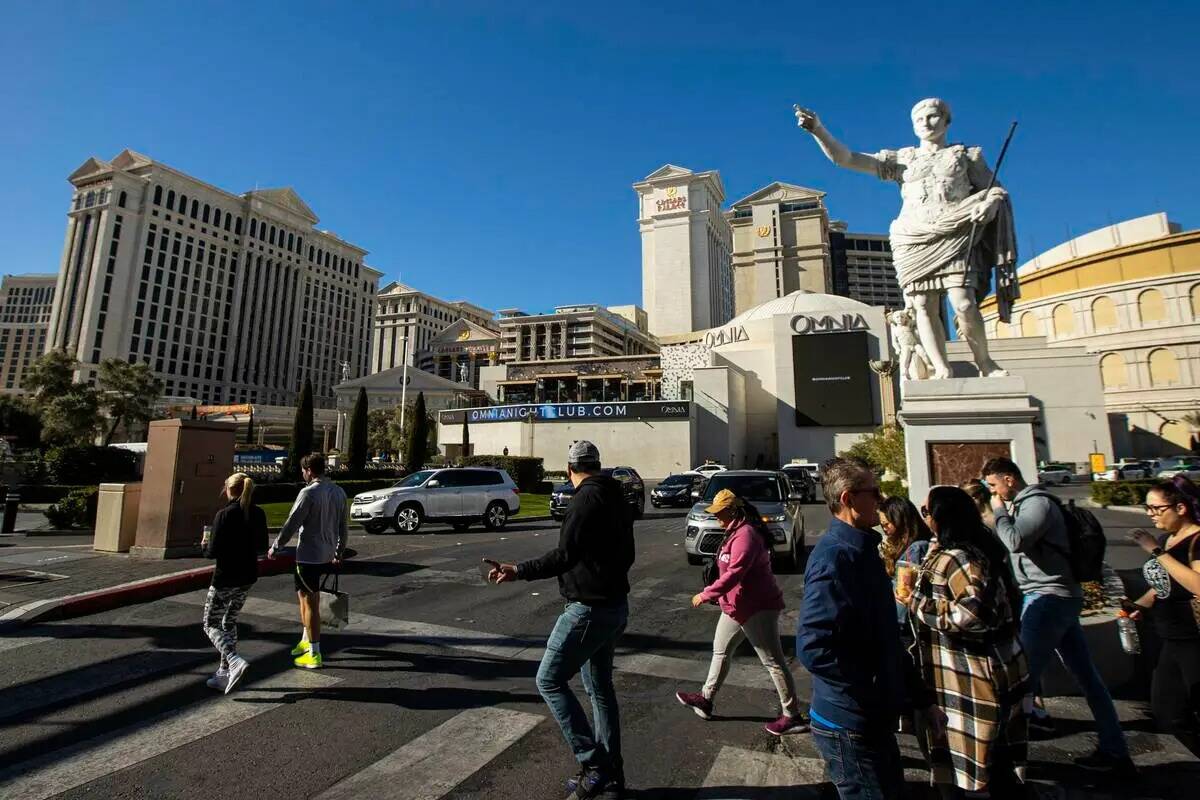 Peatones caminan por el Strip fuera de Caesars Palace el 26 de enero de 2023, en Las Vegas. (Ch ...