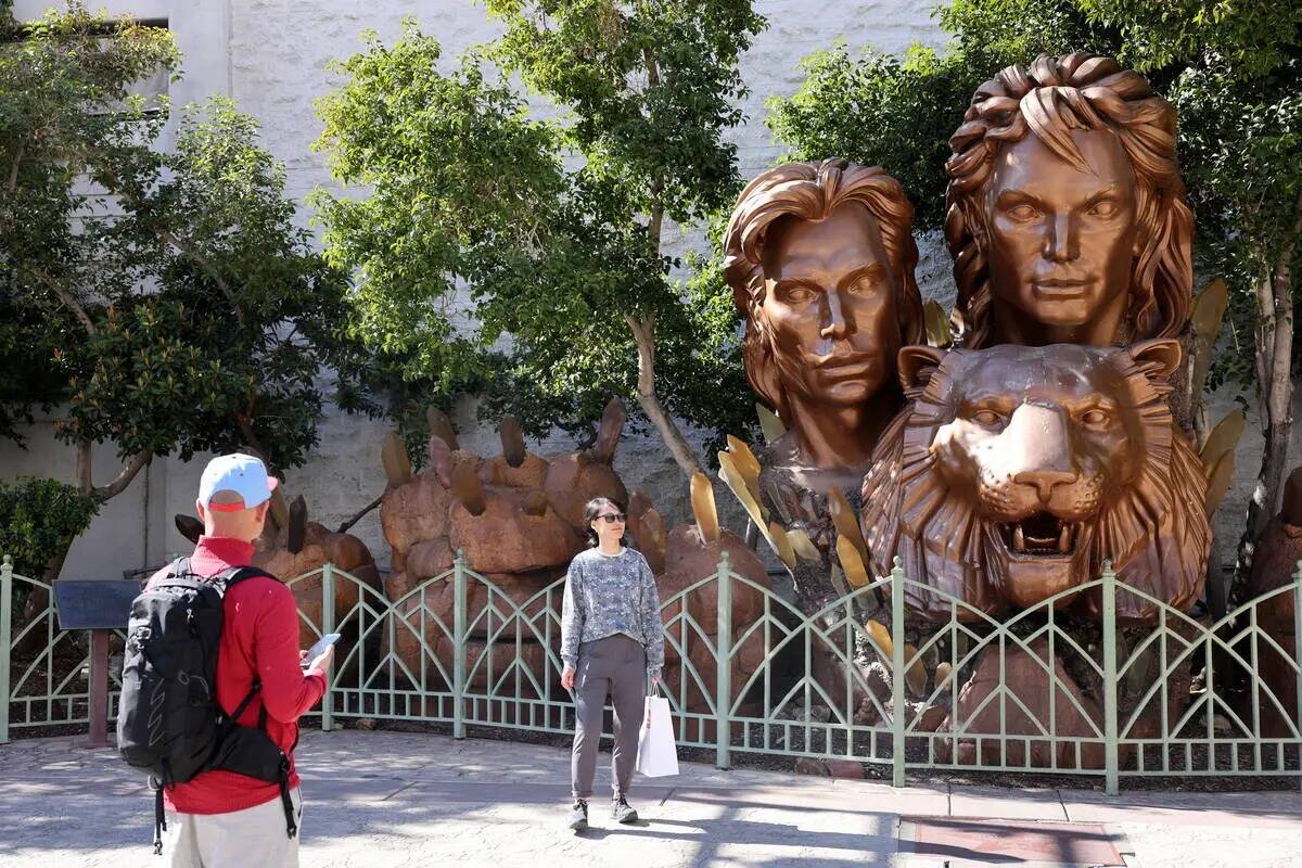 La estatua de Siegfried y Roy afuera de The Mirage en el Strip en Las Vegas el martes 7 de marz ...