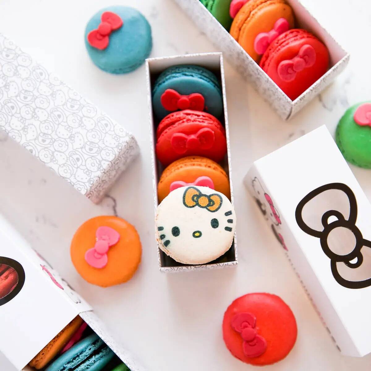 Un paquete de galletas decoradas con Hello Kitty se encuentra entre los artículos que se ofrec ...