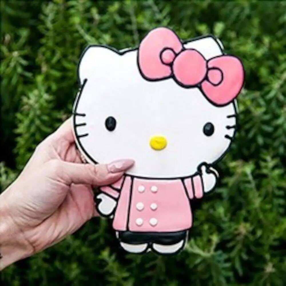 Una galleta gigante de Hello Kitty se encuentra entre los artículos que se ofrecerán el 11 de ...