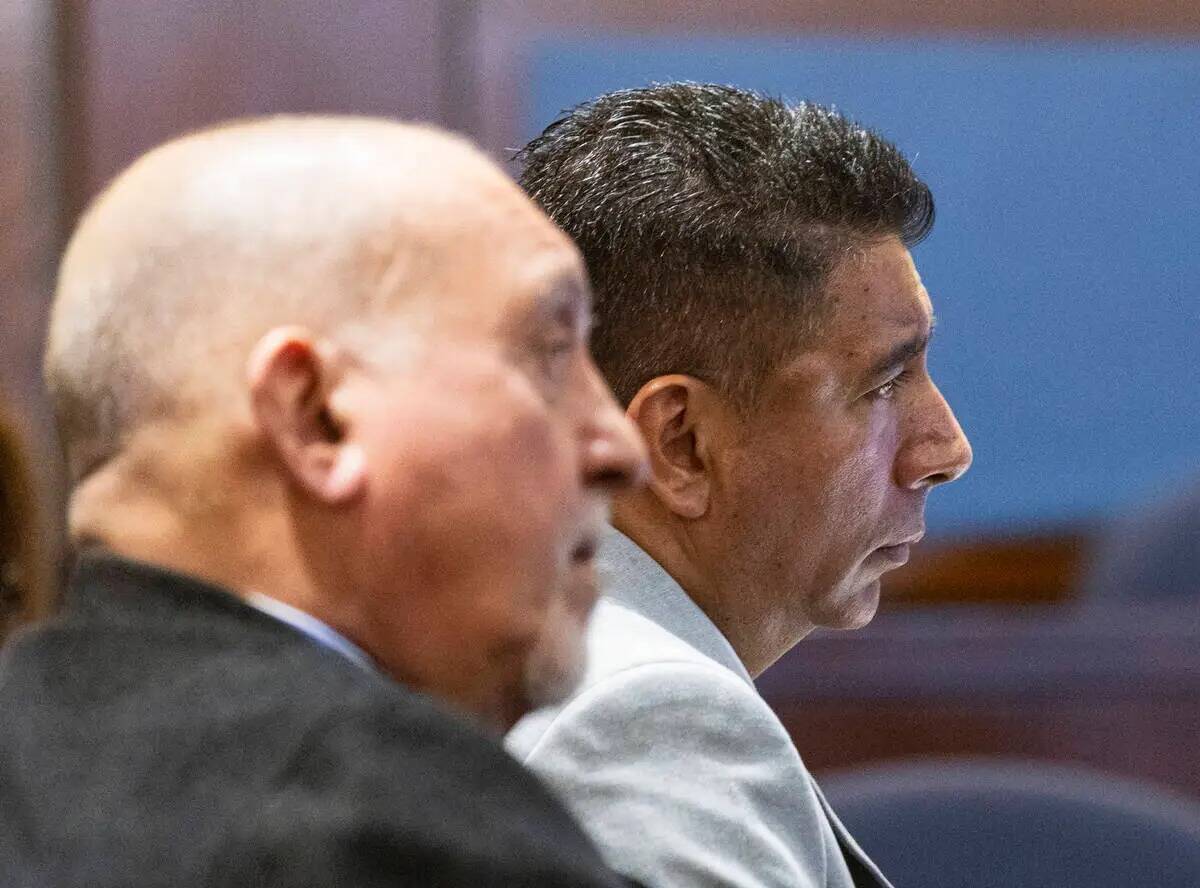 Adolfo Orozco, a la derecha, expropietario de Alpine Apartments, acusado de seis cargos de homi ...